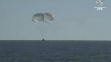 След 5-часов автономен полет капсулата "Фрийдъм" върна на Земята четиримата от МКС