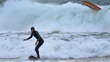 Сърфистите са особена порода хора те са в морето