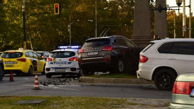Катастрофа между два джипа затрудни движението по Орлов мост Инцидентът
