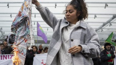 Протестиращите в Иран засилиха днес антиправителствените демонстрации по главни улици