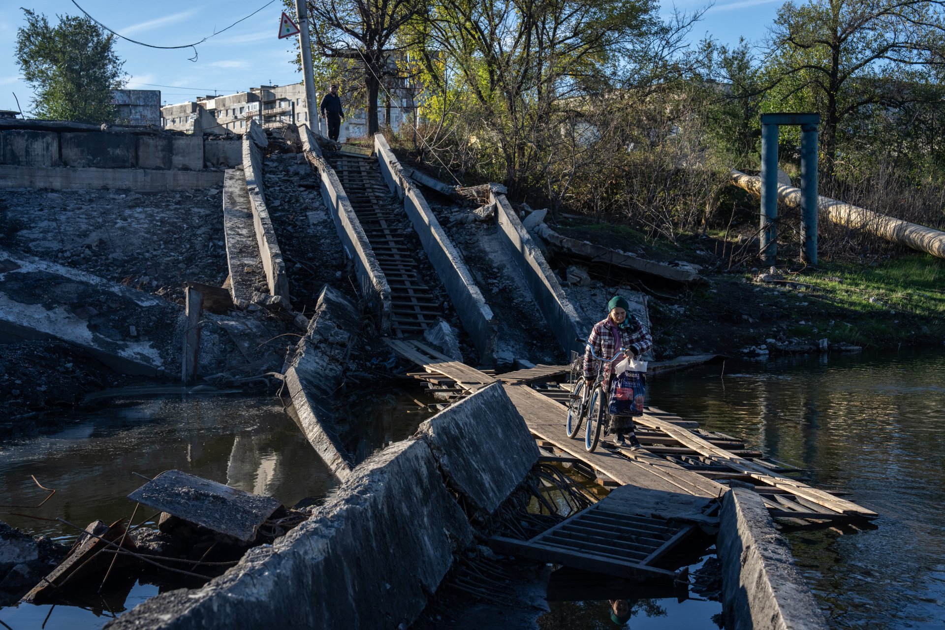 Жена пресича импровизиран мост в Донбас