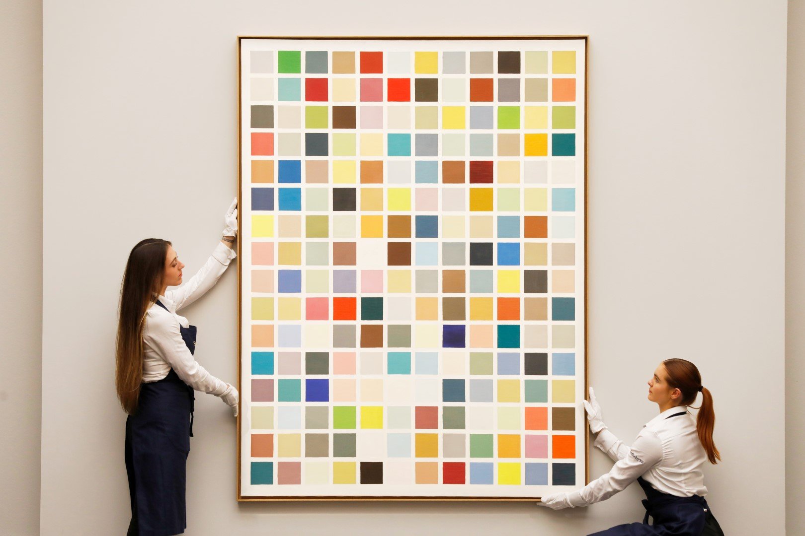 Картината на германския художник Герхард Рихтер "192 цвята" (192 Farben, 1966) бе продадена на търг на "Сотбис" в Лондон за 20,4 милиона щатски долара