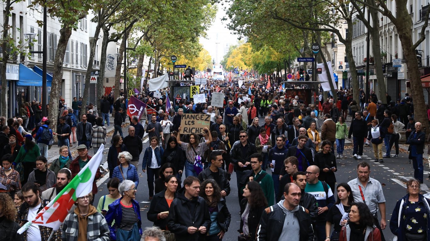 Париж протестира заради инфлацията и недостига на гориво, полицията извади палки и газ (видео)