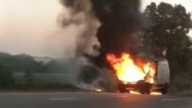 Микробус изгоря на пътя Русе - София (видео)
