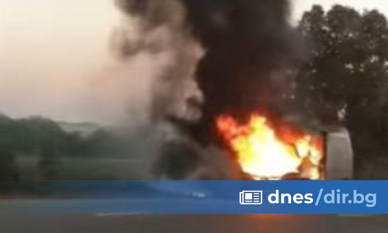 Микробус изгоря на пътя Русе - София, споделиха очевидци в социалните