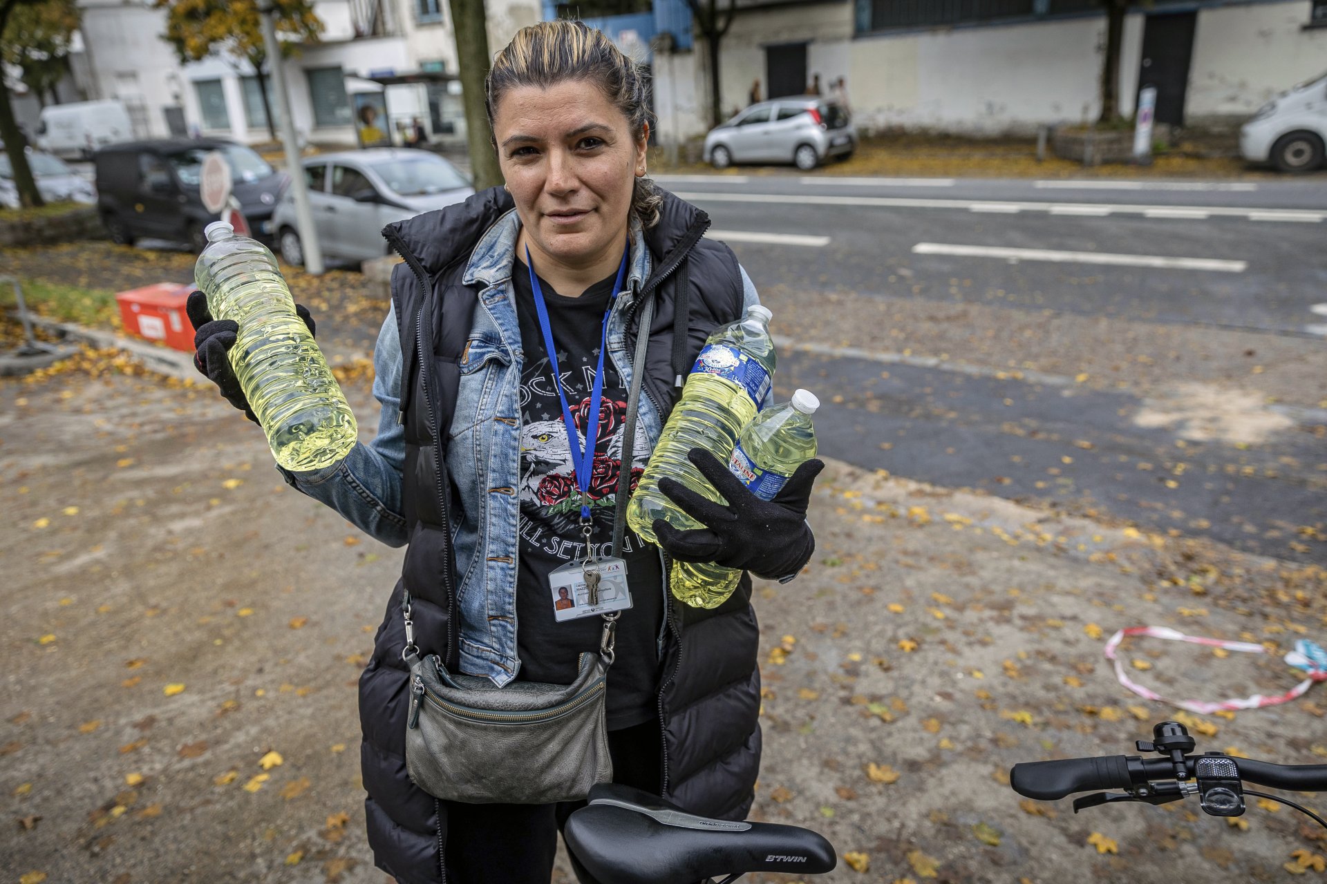 Събота, 15 октомври 2022 г. Медицинската сестра Сесил показва няколкото пластмасови бутилки, които й беше позволено да напълни на бензиностанция TotalEnergies в Баньоле, близо до Париж и които ще използва, за да отиде на работа на следващия ден