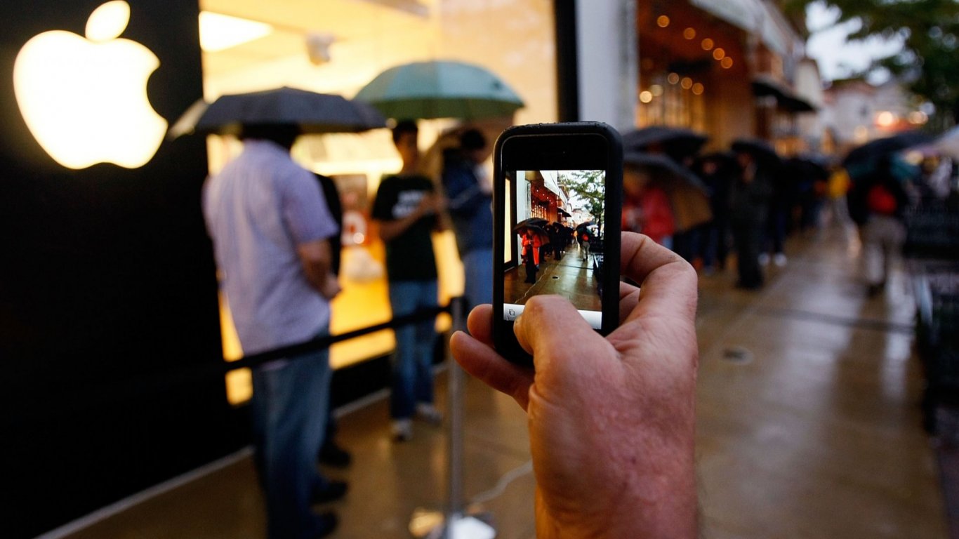 Apple приключи тримесечието с рекордни приходи от продажбите на iPhone 