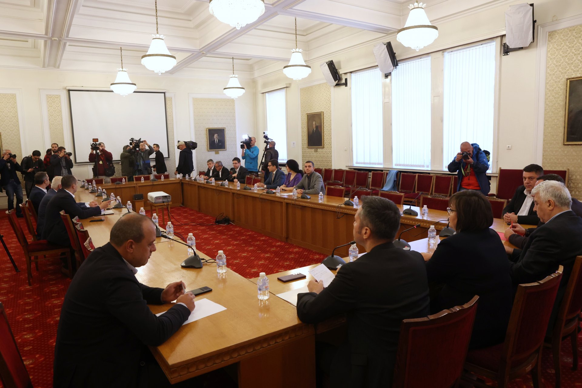 „БСП за България“ се срещна в Народното събрание (НС) с парламентарно представените партии, за да се търси решение за спешни мерки за подкрепа на семействата и икономиката до края на годината
