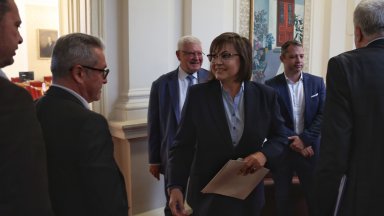 Представители на ГЕРБ СДС Продължаваме Промяната и ДПС дойдоха на срещата