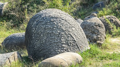 Мистериозни камъни в Румъния се движат, растат и размножават