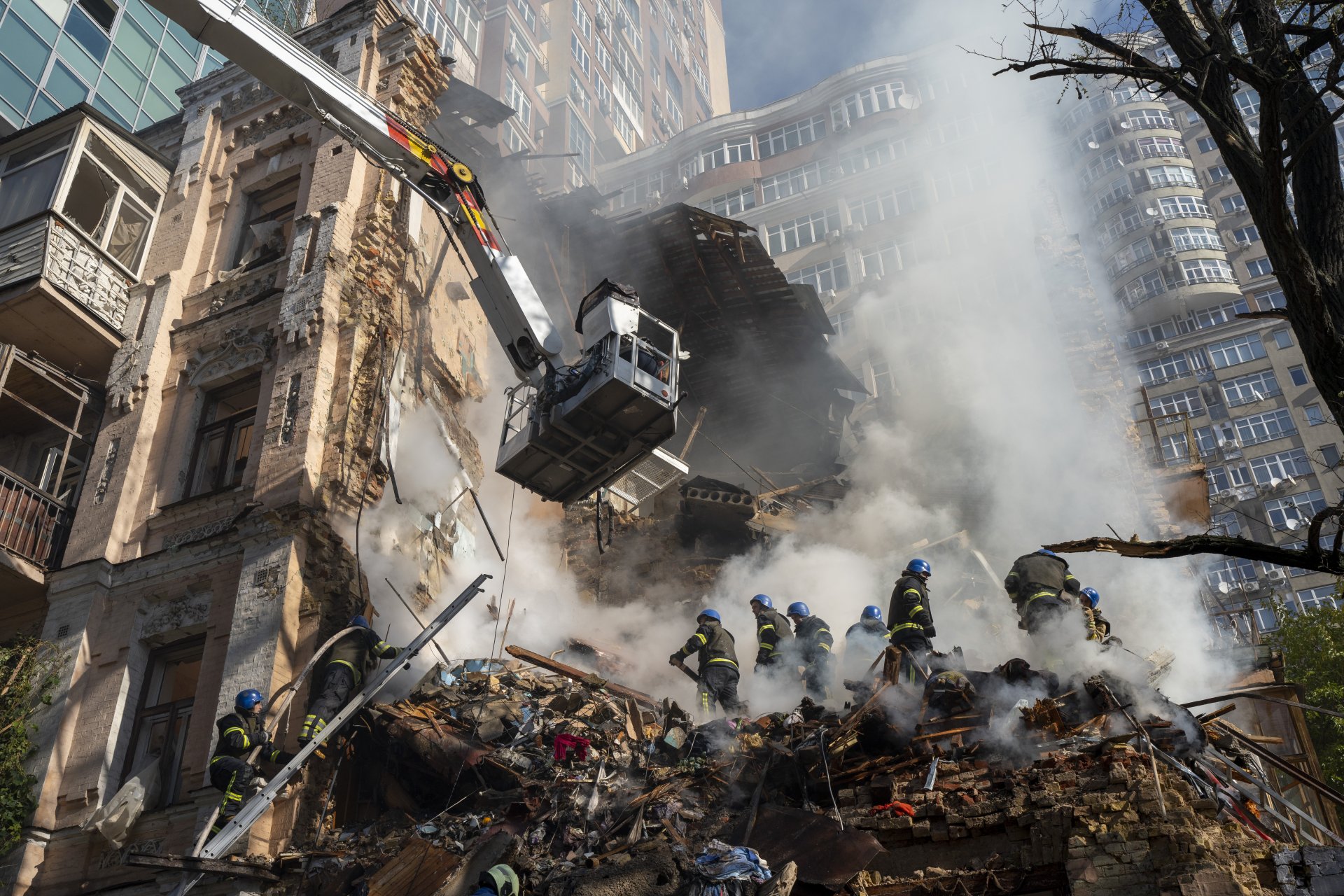 Пожарникарите работят, след като дрон стреля по сгради в Киев