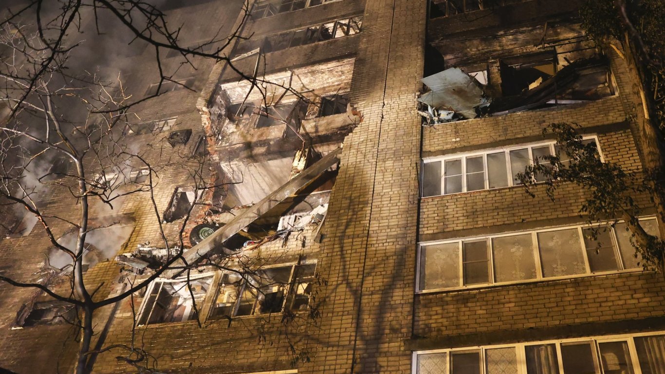 Поне 13 жертви остави разбилият се в жилищен блок руски изтребител