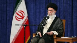 Сестрата на аятолах Али Хаменей нарече деспотичен режима в Иран
