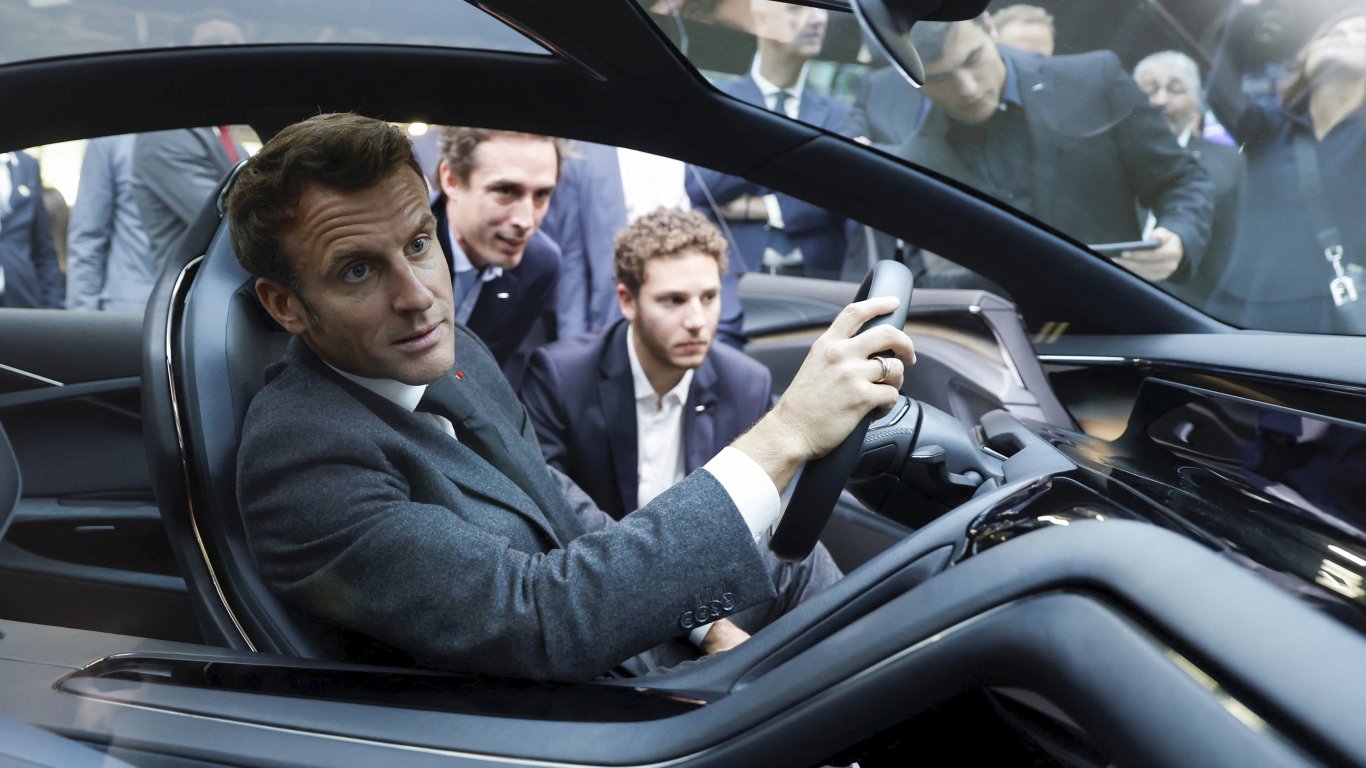 Френският президент Еманюел Макрон седи в Hopium Machina Vision, задвижван с водород, на автомобилното изложение в Париж, понеделник, 17 октомври 2022 г.