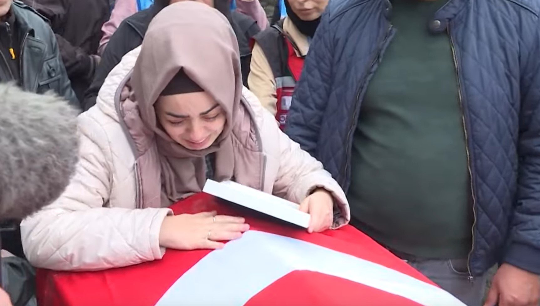 Жители на турско село скърбят на погребението на трима млади миньори, които бяха убити при експлозията в мината