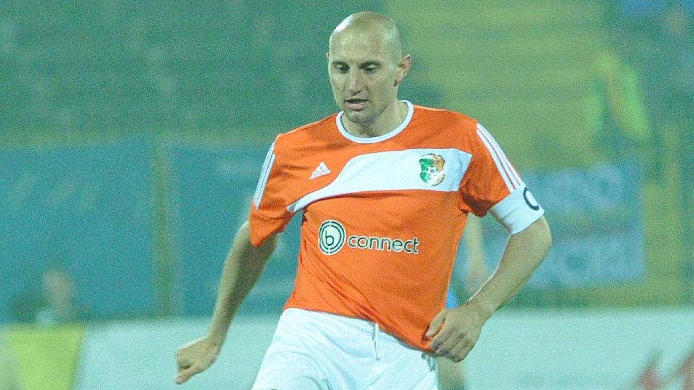 Синът на легендарен чужденец за футбола ни облича екипа на България?