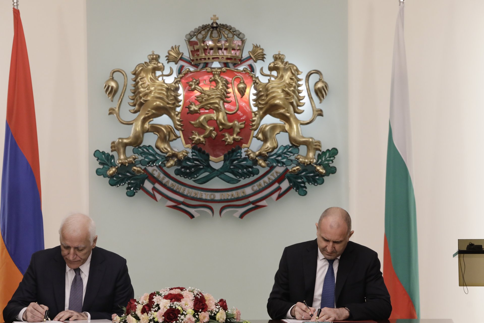 резидентът Румен Радев и президента на Армения Вахагн Хачатурян подписаха съвместна декларация във връзка с 30-ата годишнина от установяването на дипломатическите отношения между България и Армения