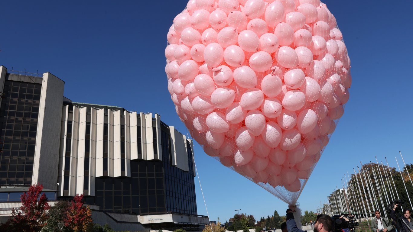 1200 розови балона полетяха над НДК в памет на жертвите на рака на гърдата