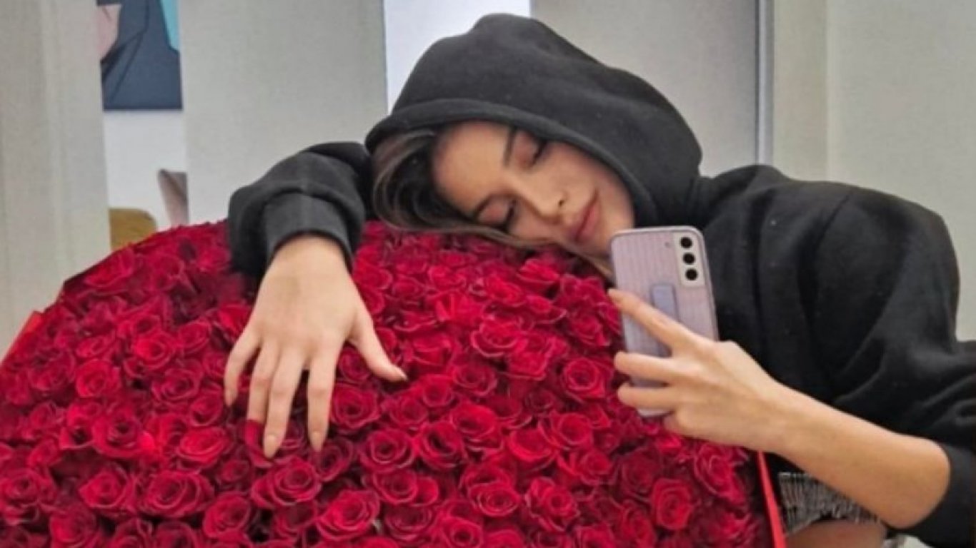 Отказът не е опция: Тайният обожател на Алекс Богданска отново я затрупа с рози