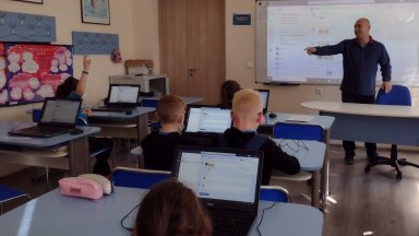 В училищата по места в страната с началото на учебната