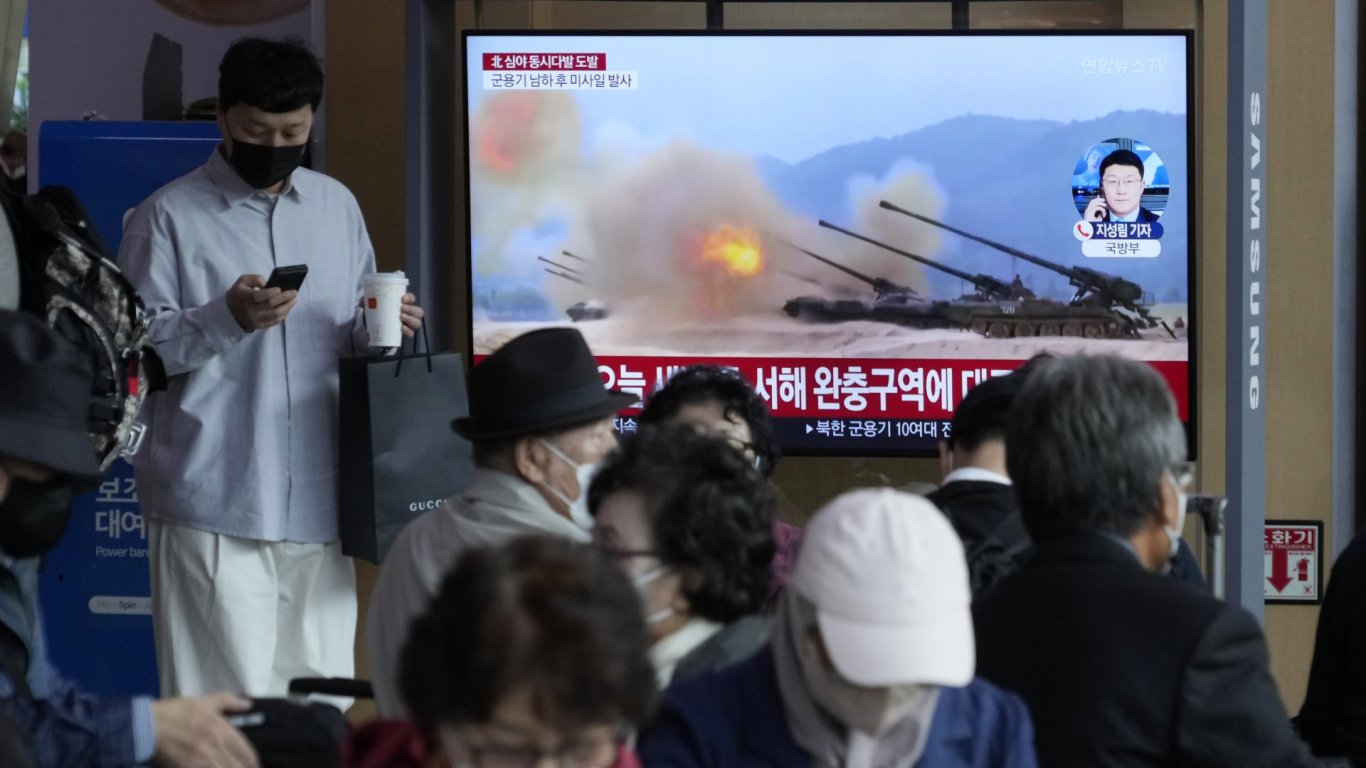Пхенян изстреля 80 снаряда по спорната морска граница с Южна Корея