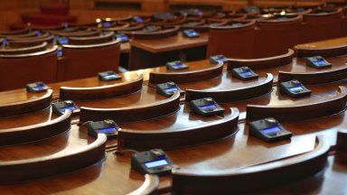 Заседанието на Народното събрание не може да започне заради липса