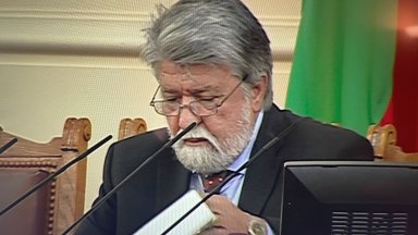 Най възрастният депутат в 48 ото Народно събрание Вежди Рашидов откри първото