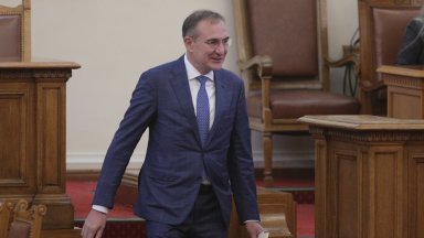 Той коментира и решението на ГЕРБ СДС и ПП ДБ които са