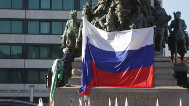 Два протеста се провеждат едновременно пред Народното събрание при откриването