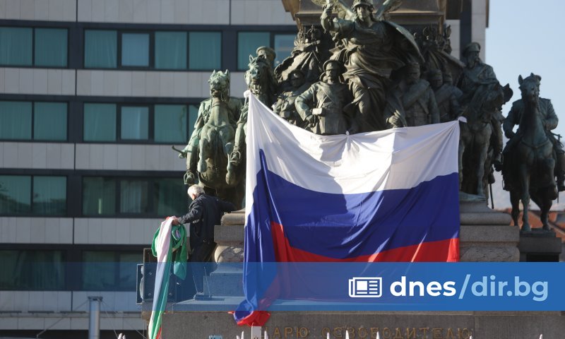 Два протеста се провеждат едновременно пред Народното събрание при откриването