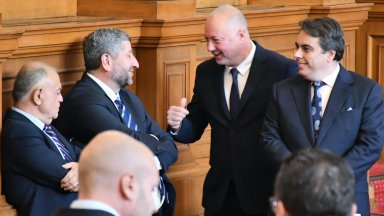 Безпрецедентно парламентът не успя и от втори опит да