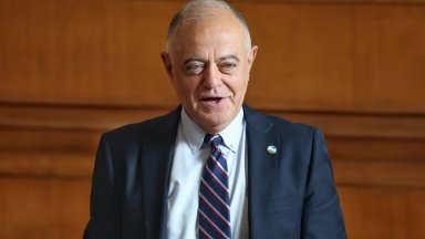 Петима членове на ДСБ искат оставката на лидера на партията