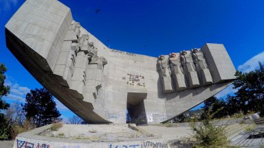 Снимки на Паметника на Българо съветската дружба във Варна с надписи