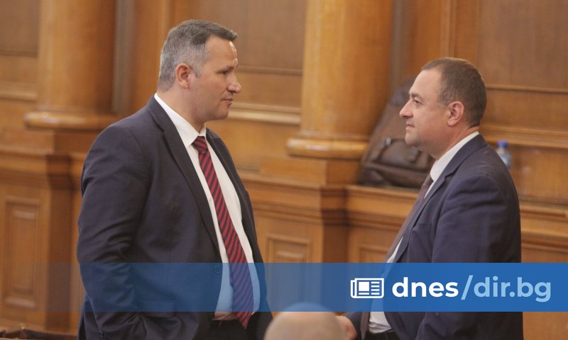 Парламентът успя да сформира две комисии и отново се препъна