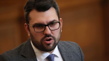 Оставката на вече бившия шеф на НС беше поискана от три парламентарни