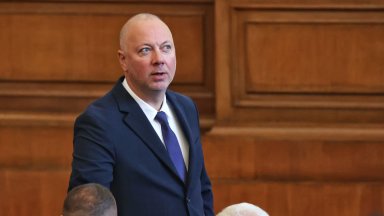 В състава на парламентарната делегация са заместник председателите на Народното събрание