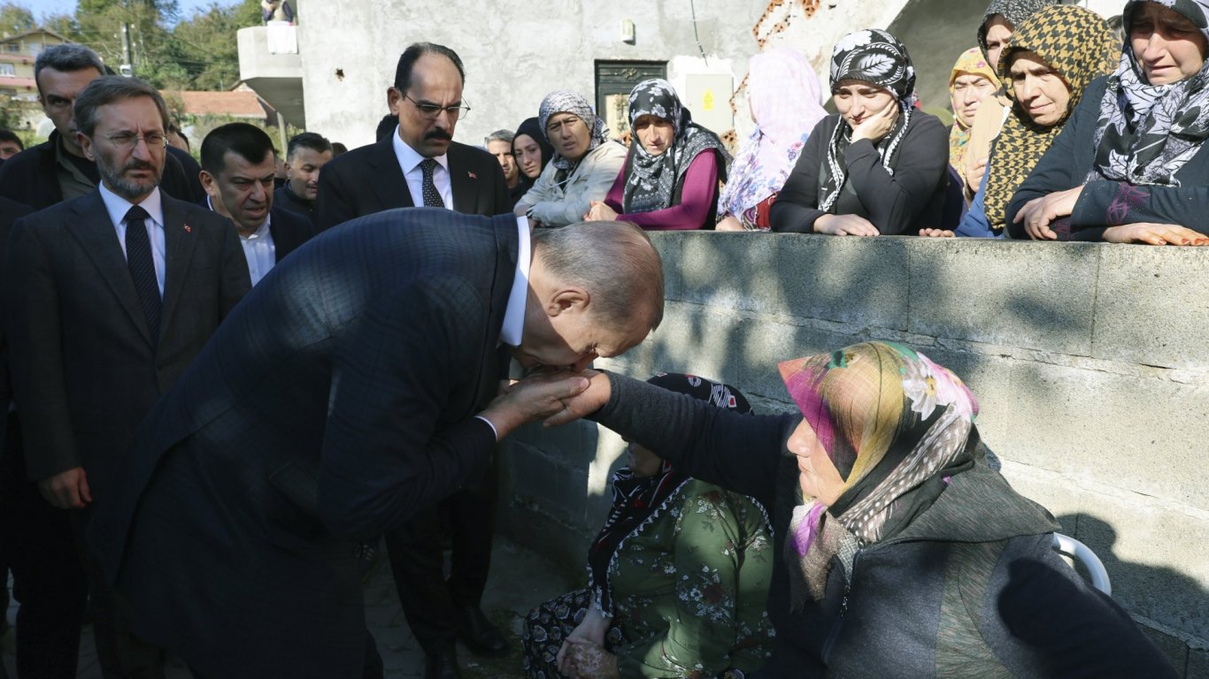 Президентът на Турция Реджеп Тайип Ердоган целува ръката на майка на миньор след експлозията в Амасра