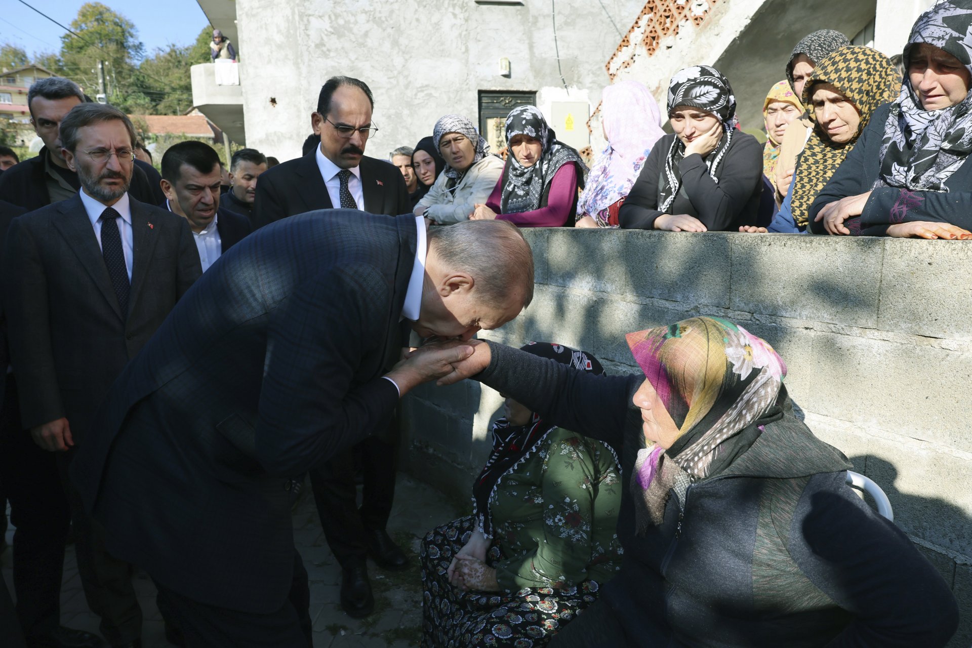 Президентът на Турция Реджеп Тайип Ердоган целува ръката на майка на миньор след експлозията в Амасра