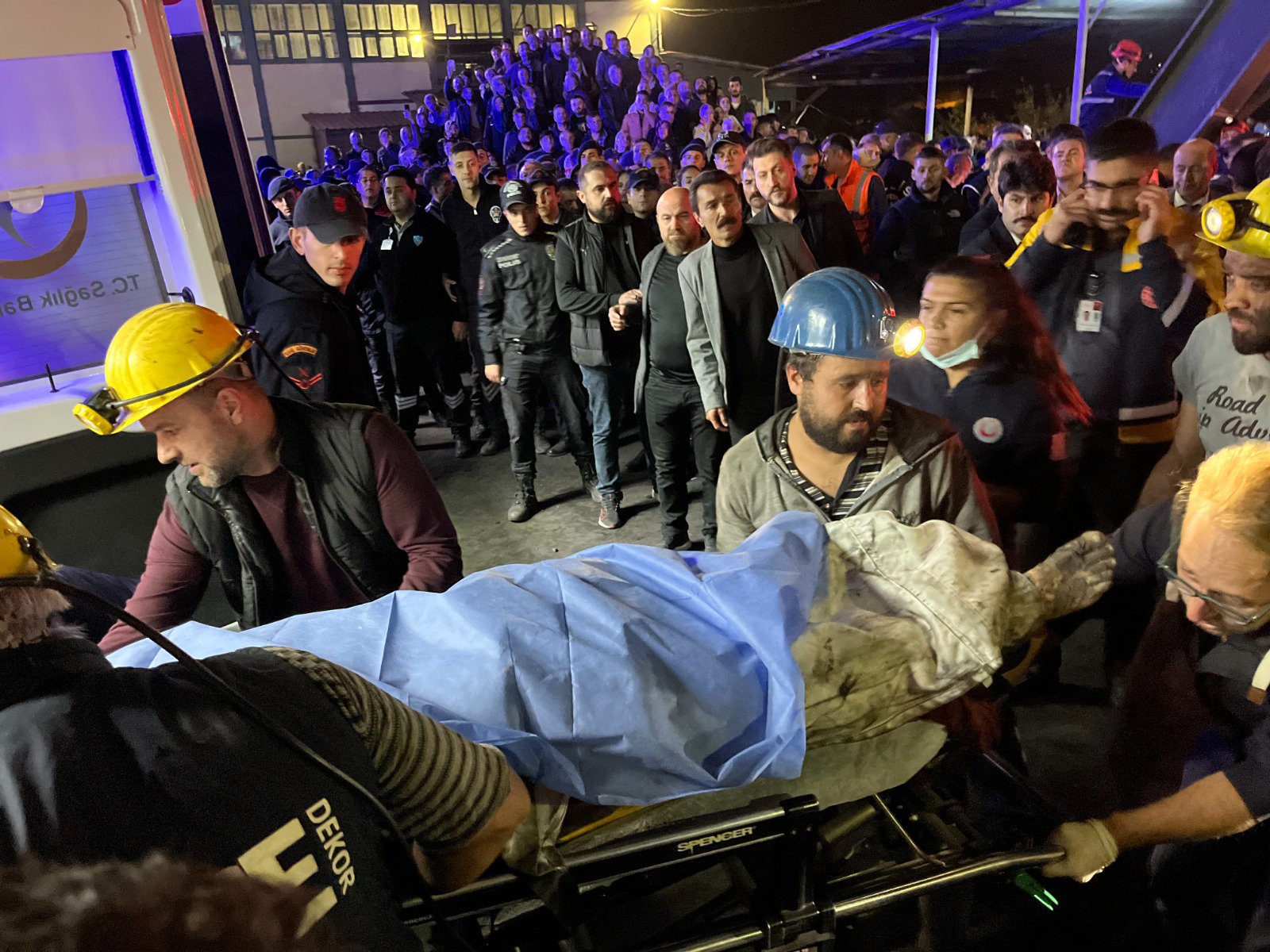 Миньори носят тялото на жертва в Амасра, в черноморската крайбрежна провинция Бартън, петък, 14 октомври 2022 г.