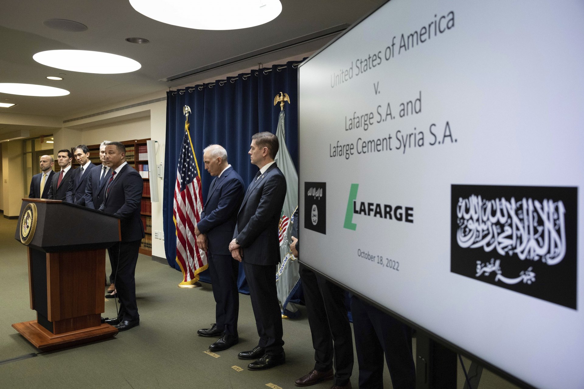 Прокурорът на Съединените щати за Източния окръг на Ню Йорк Бриън Пийс говори на пресконференция за връзките на френската циментова компания Lafarge и групировката Ислямска държава, вторник, 18 октомври 2022 г., Ню Йорк