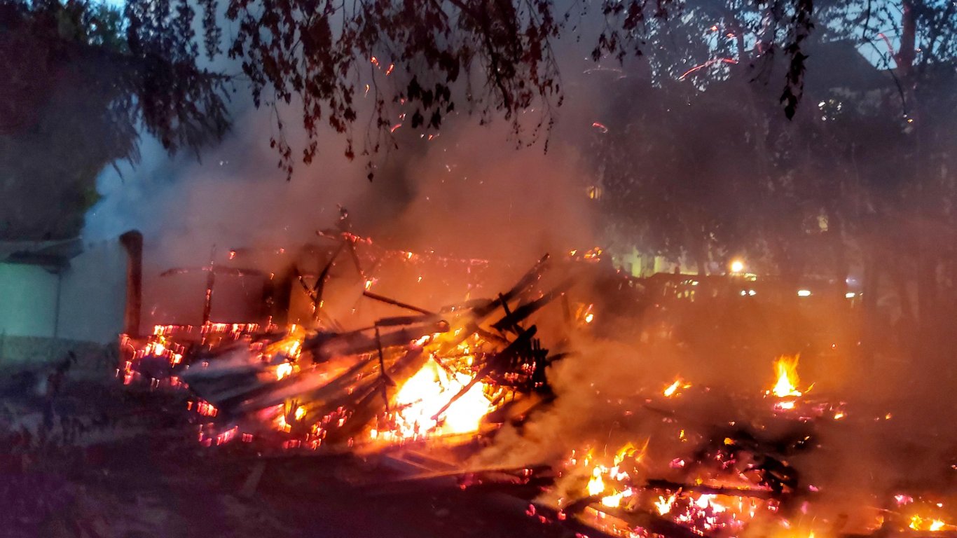 Голям пожар пламна в района на Техникумите във Варна (снимки)