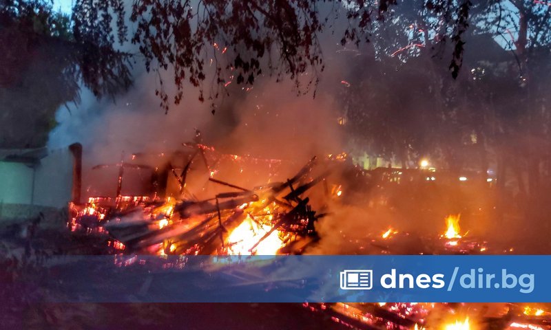 Голям пожар пламна на ул. Академик Андрей Сахаров в района