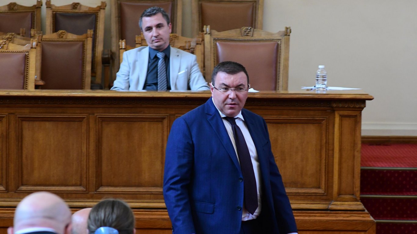 Костадин Ангелов: Не сме обсъждали да оттеглим кандидатурата на Росен Желязков  