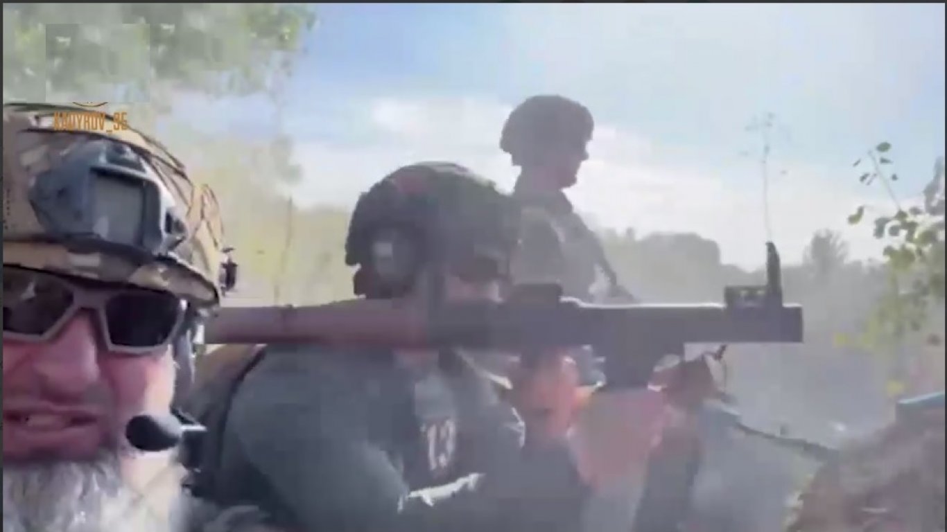 Кадиров показа как непълнолетните му деца стрелят от окоп в Украйна (видео)