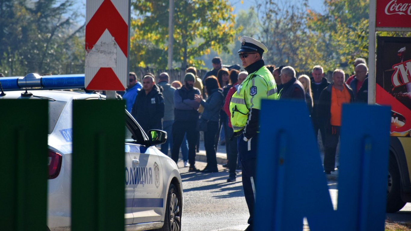 Жители на Добринище блокираха пътя Банско-Гоце Делчев с искане за "легнали полицаи" 