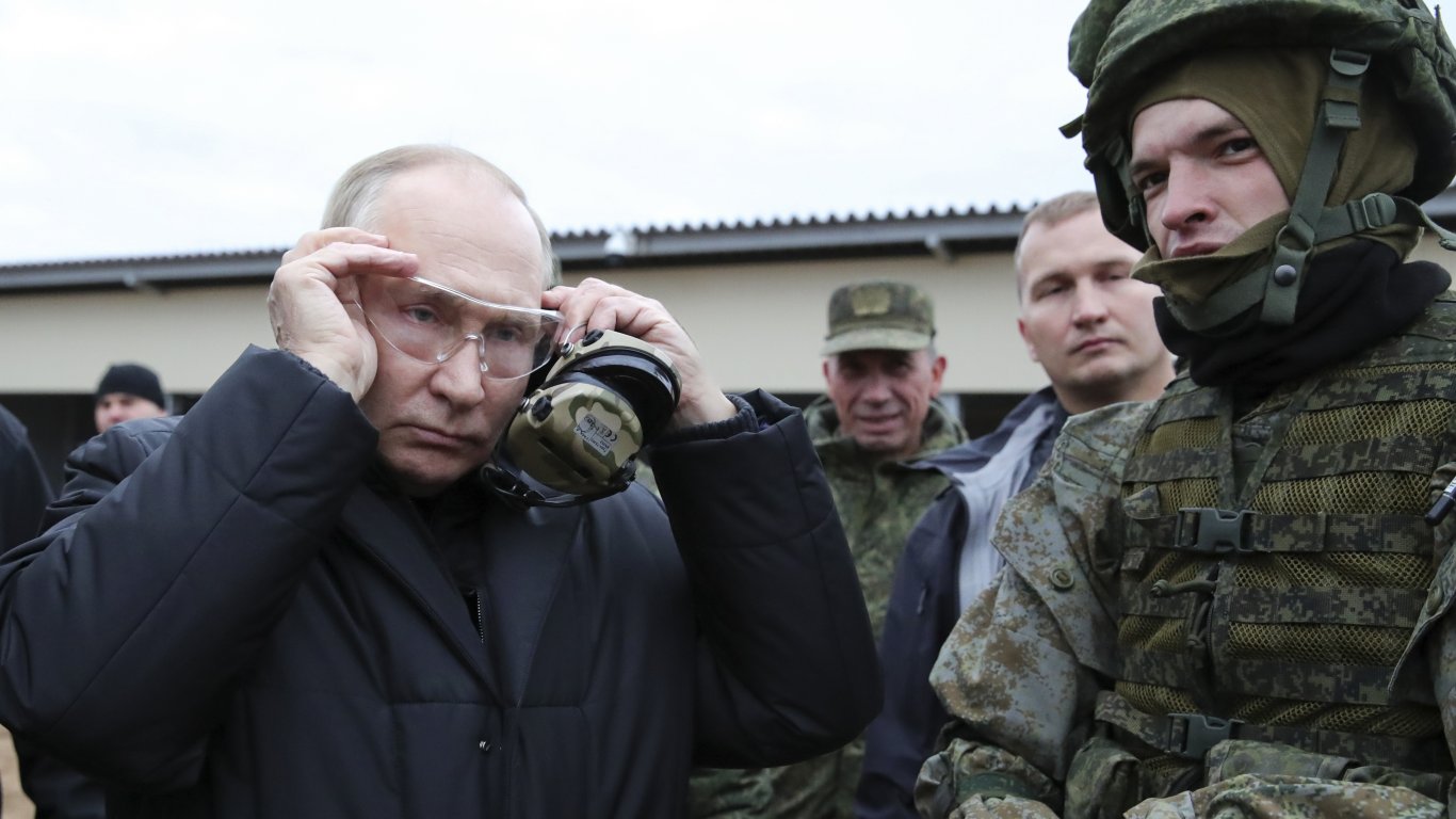 Путин провери как се готвят мобилизираните в Рязанска област, стреля със снайпер (видео/снимки)
