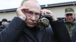 Путин подкара „Мерцедес“ по Кримския мост (видео)