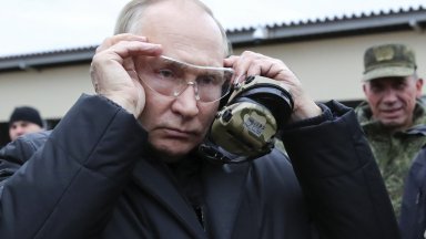 Руският президент Владимир Путин премина с автомобил Мерцедес по Кримския