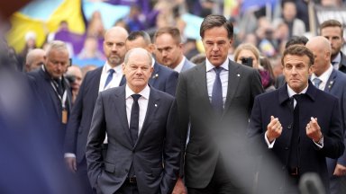 Френският президент Еманюел Макрон и германският канцлер Олаф Шолц показаха