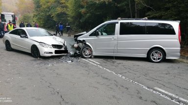 Трима пострадали при сблъсък на кола и бус на пътя Бургас - Малко Търново (снимки)